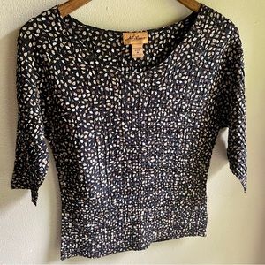 Milano Crinkly Plisse Scoop Neck 3/4 Sleeve Blouse. Black w Autumn Leaves. Med